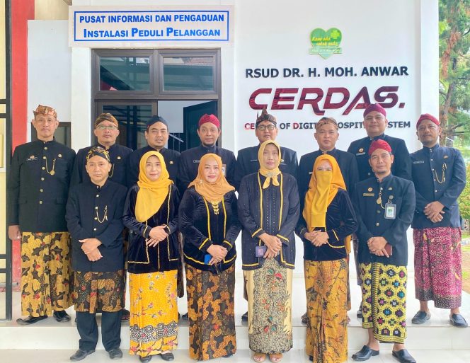 Keterangan Foto:
Aktivitas Pusat Informasi dan Pengaduan RSUD dr. H. Moh. Anwar Sumenep kini berlangsung di gedung baru yang representatif, memudahkan masyarakat memperoleh informasi dan pelayanan secara cepat dan akurat.