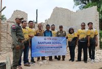 IWO Sumenep dan DRT The Big Family bekerja sama membantu warga terdampak puting beliung di Desa Karduluk, menunjukkan kepedulian dan aksi kemanusiaan nyata