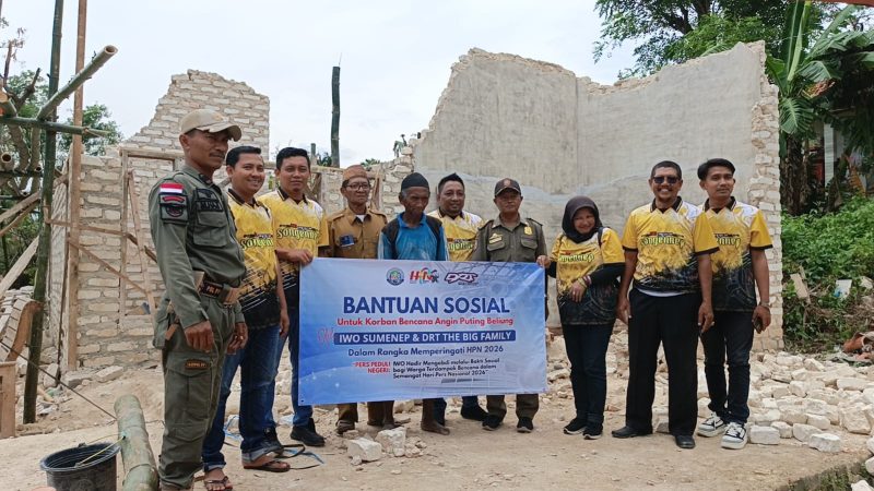 IWO Sumenep dan DRT The Big Family bekerja sama membantu warga terdampak puting beliung di Desa Karduluk, menunjukkan kepedulian dan aksi kemanusiaan nyata