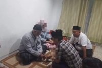 Caption: Screenshot Video Oknum Sekdes di Sampang Saat Dinikahkan Oleh Warga dan Disaksikan Ketua RT Setempat
