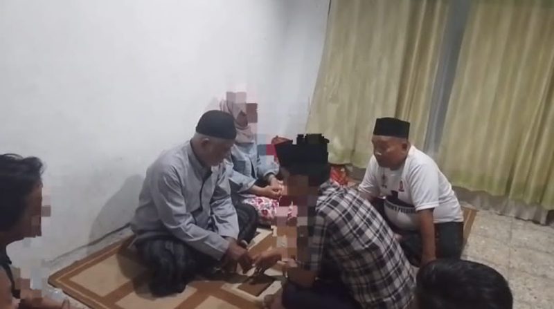 Caption: Screenshot Video Oknum Sekdes di Sampang Saat Dinikahkan Oleh Warga dan Disaksikan Ketua RT Setempat
