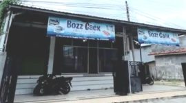 BOZZ Caex Frozen Fish yang berlokasi di Jl. Aria Wiraraja No. 09, Lingkar Timur, Kabupaten Sumenep, menyediakan beragam ikan laut segar beku berkualitas untuk kebutuhan rumah tangga dan usaha kuliner.