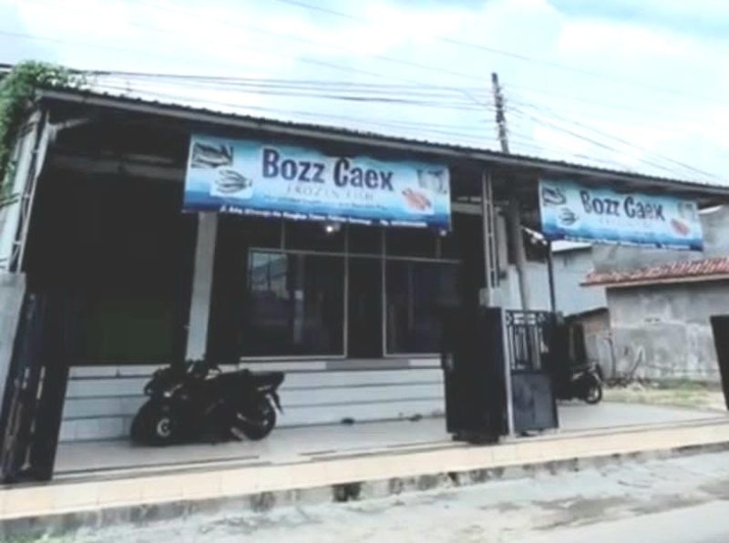 BOZZ Caex Frozen Fish yang berlokasi di Jl. Aria Wiraraja No. 09, Lingkar Timur, Kabupaten Sumenep, menyediakan beragam ikan laut segar beku berkualitas untuk kebutuhan rumah tangga dan usaha kuliner.