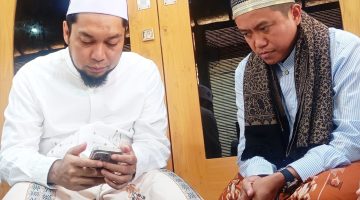 Menyambung sanad dan mempererat ukhuwah: Naghfir memimpin sowan ke Pengasuh Pondok Sokorejo. KHR. Azaim Abrahimy