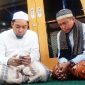Menyambung sanad dan mempererat ukhuwah: Naghfir memimpin sowan ke Pengasuh Pondok Sokorejo. KHR. Azaim Abrahimy