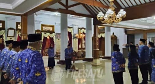 Rijanto saat melantik delapan pejabat Aparatur Sipil Negara (ASN) di lingkungan Pemerintah Kabupaten Blitar secara mendadak, sebagai bagian dari langkah penataan dan penguatan birokrasi daerah.