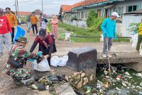 Kolaborasi lintas sektor DLH, Forkopimcam, Pemdes, dan warga menciptakan desa Pinggirpapas lebih bersih dan nyaman