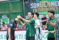 Suasana khidmat saat medali dibagikan kepada para pemain sebagai simbol prestasi dan sportivitas di Songennep Futsal Series Sumenep-Madura.