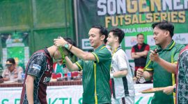Suasana khidmat saat medali dibagikan kepada para pemain sebagai simbol prestasi dan sportivitas di Songennep Futsal Series Sumenep-Madura.