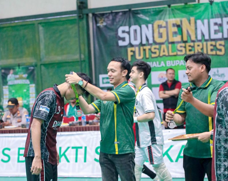 Suasana khidmat saat medali dibagikan kepada para pemain sebagai simbol prestasi dan sportivitas di Songennep Futsal Series Sumenep-Madura.