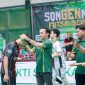 Suasana khidmat saat medali dibagikan kepada para pemain sebagai simbol prestasi dan sportivitas di Songennep Futsal Series Sumenep-Madura.