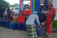 melayani pengisian puluhan jerigen Pertalite, sementara antrean kendaraan warga mengular panjang di belakang. Praktik ini memicu sorotan warga dan dugaan penyimpangan distribusi BBM subsidi.