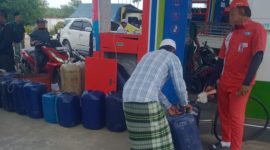 melayani pengisian puluhan jerigen Pertalite, sementara antrean kendaraan warga mengular panjang di belakang. Praktik ini memicu sorotan warga dan dugaan penyimpangan distribusi BBM subsidi.