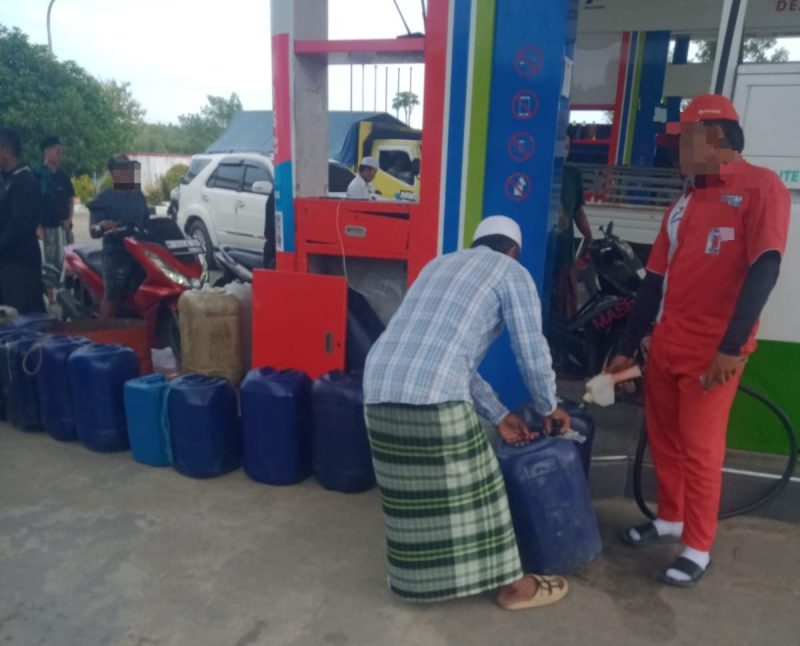 melayani pengisian puluhan jerigen Pertalite, sementara antrean kendaraan warga mengular panjang di belakang. Praktik ini memicu sorotan warga dan dugaan penyimpangan distribusi BBM subsidi.