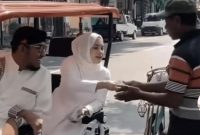 Bupati Sumenep Achmad Fauzi Wongsojudo bersama istri tercinta tampak menyapa warga dan memberikan bantuan secara langsung, mencerminkan kepedulian pemerintah daerah sekaligus membangun kedekatan dengan masyarakat.