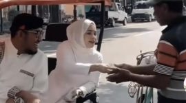 Bupati Sumenep Achmad Fauzi Wongsojudo bersama istri tercinta tampak menyapa warga dan memberikan bantuan secara langsung, mencerminkan kepedulian pemerintah daerah sekaligus membangun kedekatan dengan masyarakat.