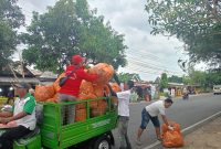 Jurnalis Sumenep Independen (JSI) bersama berbagai elemen lintas sektor terlihat antusias membersihkan sampah di kawasan Lingkar Timur, Sabtu (21/2/2026), dalam rangka Hari Peduli Sampah Nasional (HPSN) 2026. Kegiatan ini menegaskan kolaborasi semua pihak dalam membangun kesadaran kolektif dan aksi nyata untuk lingkungan yang bersih, sehat, dan berkelanjutan.