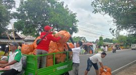 Jurnalis Sumenep Independen (JSI) bersama berbagai elemen lintas sektor terlihat antusias membersihkan sampah di kawasan Lingkar Timur, Sabtu (21/2/2026), dalam rangka Hari Peduli Sampah Nasional (HPSN) 2026. Kegiatan ini menegaskan kolaborasi semua pihak dalam membangun kesadaran kolektif dan aksi nyata untuk lingkungan yang bersih, sehat, dan berkelanjutan.