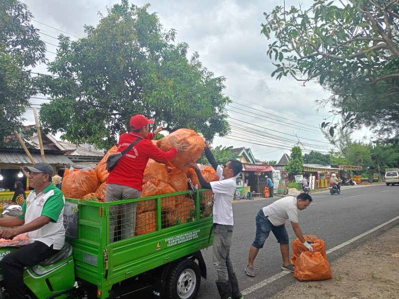 Jurnalis Sumenep Independen (JSI) bersama berbagai elemen lintas sektor terlihat antusias membersihkan sampah di kawasan Lingkar Timur, Sabtu (21/2/2026), dalam rangka Hari Peduli Sampah Nasional (HPSN) 2026. Kegiatan ini menegaskan kolaborasi semua pihak dalam membangun kesadaran kolektif dan aksi nyata untuk lingkungan yang bersih, sehat, dan berkelanjutan.