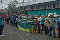 Peserta HPSN 2026, termasuk masyarakat, jurnalis dari JSI, dan komunitas lingkungan, berpose bersama sambil memegang banner “Kolaborasi Untuk Indonesia ASRI” di Lingkar Timur, Sumenep, Sabtu (21/2/2026). Momen ini menegaskan komitmen kolektif untuk menjaga kebersihan, menanam pohon, dan memanfaatkan bulan Ramadhan sebagai ruang edukasi lingkungan bagi generasi muda.