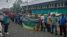 Peserta HPSN 2026, termasuk masyarakat, jurnalis dari JSI, dan komunitas lingkungan, berpose bersama sambil memegang banner “Kolaborasi Untuk Indonesia ASRI” di Lingkar Timur, Sumenep, Sabtu (21/2/2026). Momen ini menegaskan komitmen kolektif untuk menjaga kebersihan, menanam pohon, dan memanfaatkan bulan Ramadhan sebagai ruang edukasi lingkungan bagi generasi muda.