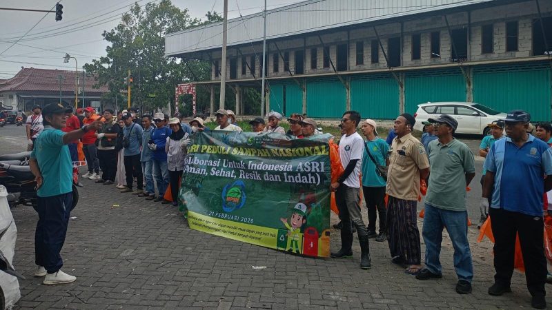 Peserta HPSN 2026, termasuk masyarakat, jurnalis dari JSI, dan komunitas lingkungan, berpose bersama sambil memegang banner “Kolaborasi Untuk Indonesia ASRI” di Lingkar Timur, Sumenep, Sabtu (21/2/2026). Momen ini menegaskan komitmen kolektif untuk menjaga kebersihan, menanam pohon, dan memanfaatkan bulan Ramadhan sebagai ruang edukasi lingkungan bagi generasi muda.