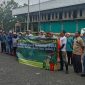 Peserta HPSN 2026, termasuk masyarakat, jurnalis dari JSI, dan komunitas lingkungan, berpose bersama sambil memegang banner “Kolaborasi Untuk Indonesia ASRI” di Lingkar Timur, Sumenep, Sabtu (21/2/2026). Momen ini menegaskan komitmen kolektif untuk menjaga kebersihan, menanam pohon, dan memanfaatkan bulan Ramadhan sebagai ruang edukasi lingkungan bagi generasi muda.