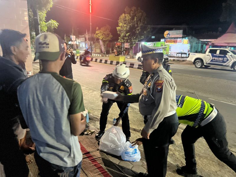 Kasatlantas Polres Sumenep memimpin langsug pembagian santap sahur kepada warga di tengah Kota Sumenep saat kegiatan “Polantas Menyapa Sahur Off The Road”, sekaligus mengedukasi masyarakat tentang tertib berlalu lintas dan keselamatan jalan.