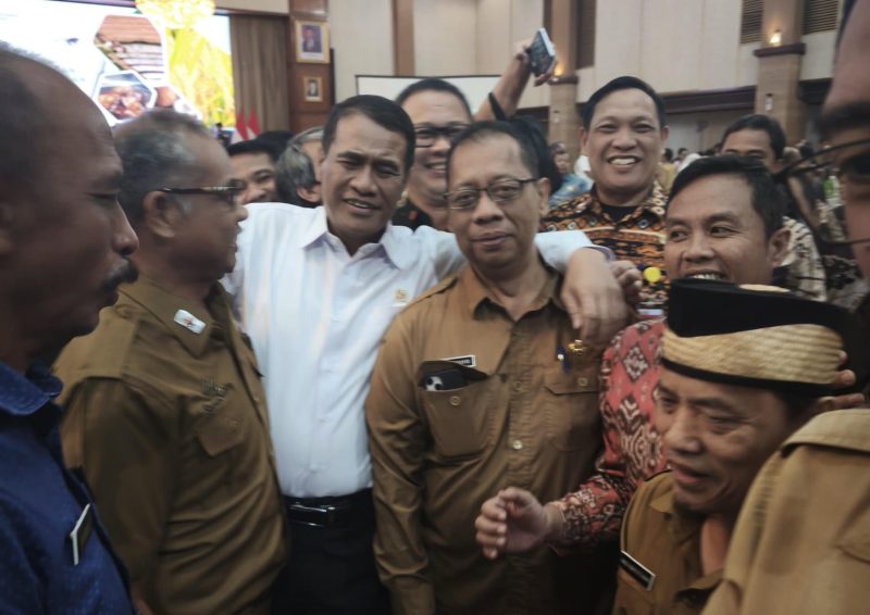 Momen hangat terlihat saat Kepala DKPP Sumenep, Chainur Rasyid, digandeng dan disambut Menteri Pertanian Amran Sulaiman di sela Koordinasi Strategis Pembangunan Pertanian 2026.