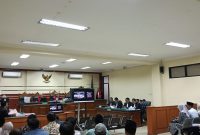Sidang Tipikor Surabaya mengungkap dugaan pengaturan proyek Lapen senilai Rp12 miliar, dengan nama orang dekat Bupati Sampang ikut terseret