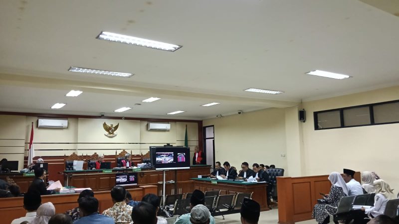 Sidang Tipikor Surabaya mengungkap dugaan pengaturan proyek Lapen senilai Rp12 miliar, dengan nama orang dekat Bupati Sampang ikut terseret