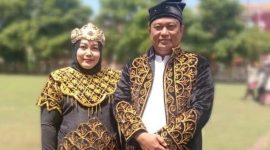 Kepala Diskominfo Sumenep, Indra Wahyudi, berfoto bersama sang istri