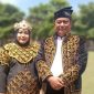 Kepala Diskominfo Sumenep, Indra Wahyudi, berfoto bersama sang istri
