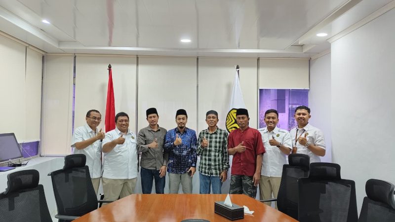 Ket foto : Anggota DPRD Sumenep Juhairi dan Jailani, juru bicara masyarakat Masalembu, saat menghadiri rapat koordinasi di Jakarta pada 23 Februari 2026. Pertemuan ini membahas percepatan pembangunan PLTS Komunal di Pulau Masalembu, sebagai upaya menghadirkan listrik 24 jam bagi warga pulau terpencil.