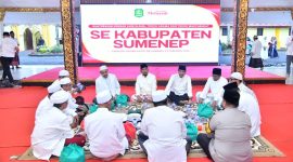 Keterangan Foto:
Bupati Sumenep Achmad Fauzi Wongsojudo bersama Wakil Bupati, Ketua DPRD, unsur TNI–Polri, aparat penegak hukum, pimpinan OPD, dan alim ulama mengikuti acara buka puasa bersama di Masjid Sumekar, Jumat (27/2/2027), sebagai simbol sinergi antara pemerintahan, hukum, dan spiritualitas di bulan Ramadan.