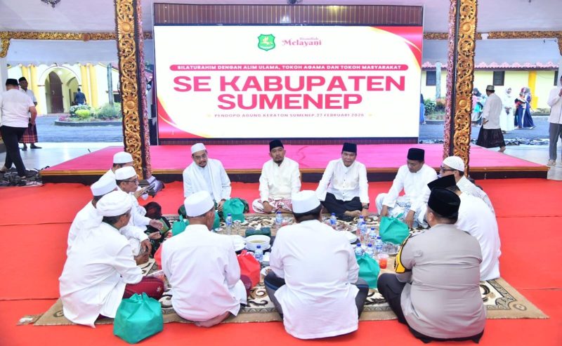 Keterangan Foto:
Bupati Sumenep Achmad Fauzi Wongsojudo bersama Wakil Bupati, Ketua DPRD, unsur TNI–Polri, aparat penegak hukum, pimpinan OPD, dan alim ulama mengikuti acara buka puasa bersama di Masjid Sumekar, Jumat (27/2/2027), sebagai simbol sinergi antara pemerintahan, hukum, dan spiritualitas di bulan Ramadan.
