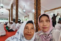 Keterangan Foto:
Dirut RSUD Sumenep, dr. Erliyati, M. Kes., hadir di Pendopo Agung Keraton Sumenep saat buka puasa bersama alim ulama dan jajaran pimpinan daerah, Jumat (27/2/2026). Kehadirannya menegaskan pentingnya kepemimpinan yang berpijak pada profesionalisme, tanggung jawab sosial, dan nilai spiritual.