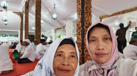 Keterangan Foto:
Dirut RSUD Sumenep, dr. Erliyati, M. Kes., hadir di Pendopo Agung Keraton Sumenep saat buka puasa bersama alim ulama dan jajaran pimpinan daerah, Jumat (27/2/2026). Kehadirannya menegaskan pentingnya kepemimpinan yang berpijak pada profesionalisme, tanggung jawab sosial, dan nilai spiritual.