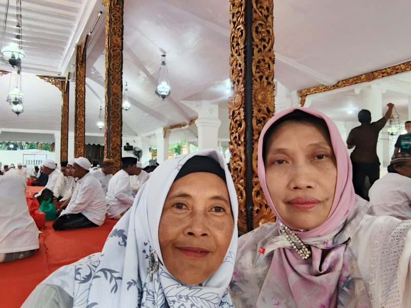 Keterangan Foto:
Dirut RSUD Sumenep, dr. Erliyati, M. Kes., hadir di Pendopo Agung Keraton Sumenep saat buka puasa bersama alim ulama dan jajaran pimpinan daerah, Jumat (27/2/2026). Kehadirannya menegaskan pentingnya kepemimpinan yang berpijak pada profesionalisme, tanggung jawab sosial, dan nilai spiritual.