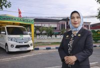 Mobil La Sehat RSUD dr. H. Moh. Anwar Sumenep siap mengantar pasien pulang dari rumah sakit, memperluas jangkauan pelayanan hingga Kecamatan pelosok, sebagai bagian dari inovasi pelayanan kesehatan yang lebih manusiawi.