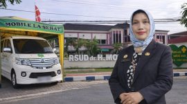 Mobil La Sehat RSUD dr. H. Moh. Anwar Sumenep siap mengantar pasien pulang dari rumah sakit, memperluas jangkauan pelayanan hingga Kecamatan pelosok, sebagai bagian dari inovasi pelayanan kesehatan yang lebih manusiawi.