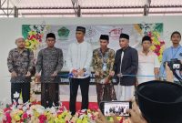 Keterangan Foto: Komandan Kodim 0826/Pamekasan Letkol Kav Agus Wibowo Hendratmoko, S.H., M.Han., secara simbolis melakukan pemotongan pita sebagai tanda dibukanya Lomba Tahfidz Al-Qur’an dan Festival Bazar Ramadhan Koperasi Desa/Kelurahan Merah Putih (KDKMP) Desa Samatan, Kecamatan Proppo, Kabupaten Pamekasan, disaksikan unsur Forkopimcam, tokoh agama, tokoh pemuda, dan masyarakat setempat.