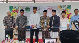 Keterangan Foto: Komandan Kodim 0826/Pamekasan Letkol Kav Agus Wibowo Hendratmoko, S.H., M.Han., secara simbolis melakukan pemotongan pita sebagai tanda dibukanya Lomba Tahfidz Al-Qur’an dan Festival Bazar Ramadhan Koperasi Desa/Kelurahan Merah Putih (KDKMP) Desa Samatan, Kecamatan Proppo, Kabupaten Pamekasan, disaksikan unsur Forkopimcam, tokoh agama, tokoh pemuda, dan masyarakat setempat.