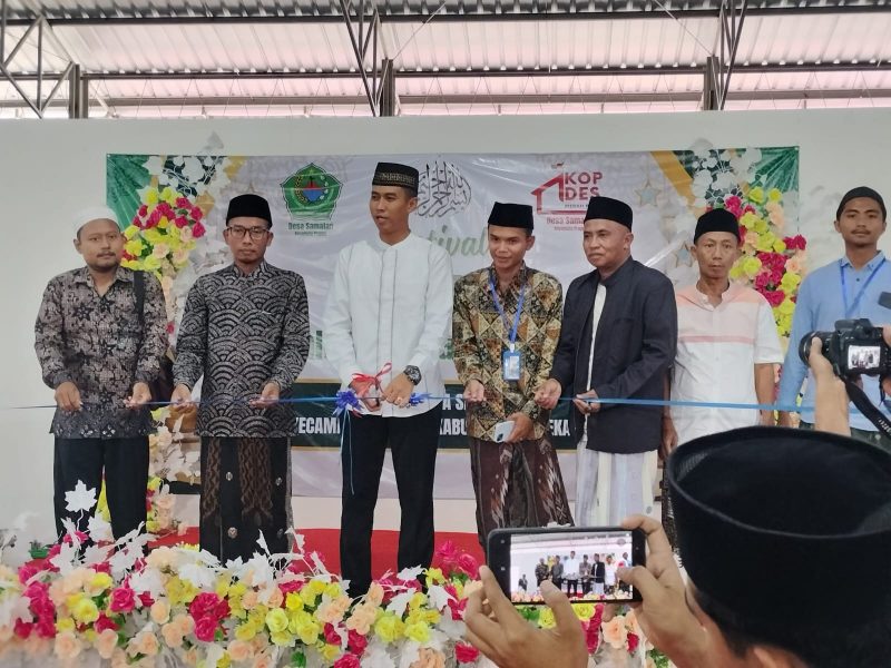 Keterangan Foto: Komandan Kodim 0826/Pamekasan Letkol Kav Agus Wibowo Hendratmoko, S.H., M.Han., secara simbolis melakukan pemotongan pita sebagai tanda dibukanya Lomba Tahfidz Al-Qur’an dan Festival Bazar Ramadhan Koperasi Desa/Kelurahan Merah Putih (KDKMP) Desa Samatan, Kecamatan Proppo, Kabupaten Pamekasan, disaksikan unsur Forkopimcam, tokoh agama, tokoh pemuda, dan masyarakat setempat.