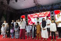 Anak-anak yatim tampak antusias menerima santunan dari Pamdas Sumenep di Lapangan Kesenian Sumenep, Jumat (28/2/2026).