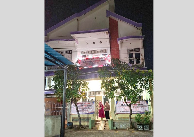 Ket Foto: Tampak depan kantor baru Media Detikzone dan Jurnalis Indonesia di Bumi Sumekar, Desa Kolor, Sumenep, Minggu (22/2/2026). Kantor ini dilengkapi fasilitas rumah singgah, makan gratis, dan sepeda motor untuk mendukung layanan sosial bagi masyarakat daratan maupun kepulauan.