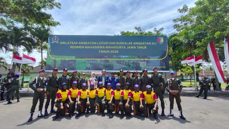 Wakil Rektor III Unitomo, Dr. Ir. Suyanto, M.M. (tengah), mendampingi delegasi mahasiswa Unitomo pada upacara penutupan Diksar dan Suskalak Menwa Mahasurya Jatim di Malang, Minggu (8/2/2026). Foto (SAN)