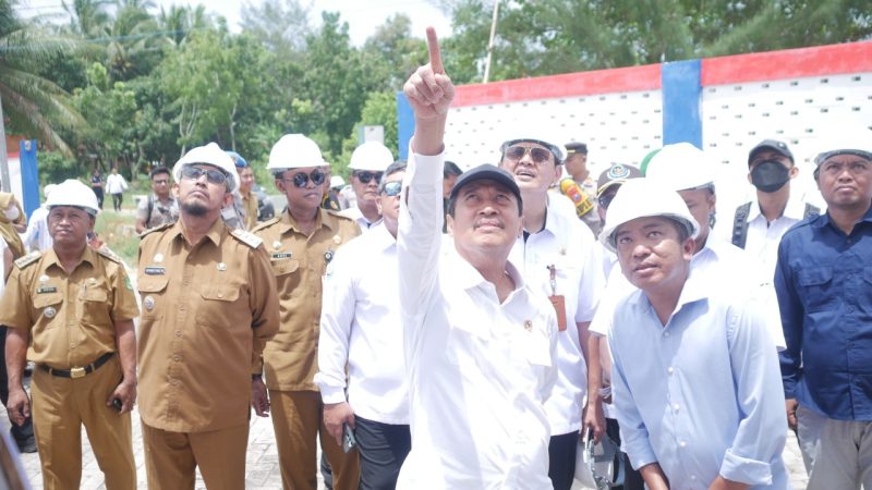 Bupati Sumenep Achmad Fauzi Wongsojudo meninjau Kampung Nelayan Merah Putih di Desa Dapenda, Kecamatan Batang-Batang. Program ini dilengkapi fasilitas pabrik es, kios ikan, dan bengkel nelayan untuk meningkatkan kesejahteraan dan produktivitas nelayan setempat.