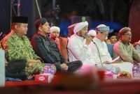 Ket Foto: Bupati Sumenep Achmad Fauzi Wongsojudo menghadiri Sumenep Berselawat 2026 bersama ribuan jamaah, memperkuat nilai religius sekaligus merefleksikan satu tahun kepemimpinan daerah.