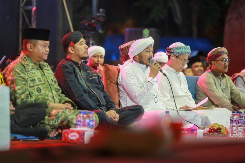 Ket Foto: Bupati Sumenep Achmad Fauzi Wongsojudo menghadiri Sumenep Berselawat 2026 bersama ribuan jamaah, memperkuat nilai religius sekaligus merefleksikan satu tahun kepemimpinan daerah.